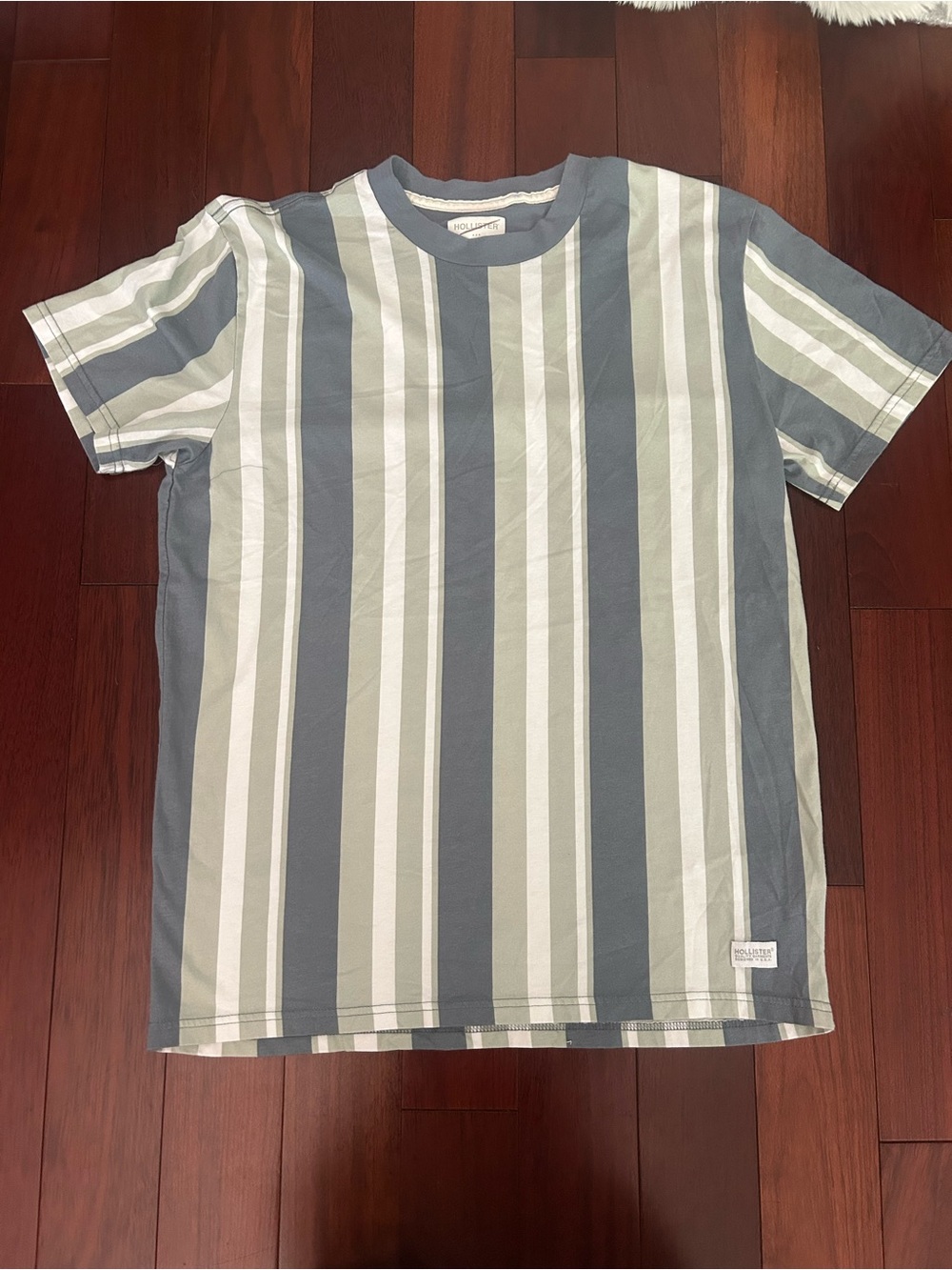 Hollister Men’s Vertical Stripe Tee Blue & Cream Relaxed Fit Casual Retro